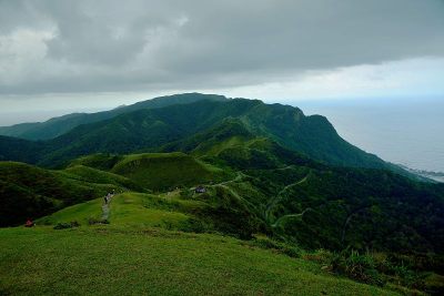攀登山间小径。