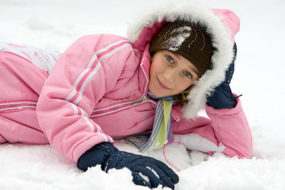 女孩在雪