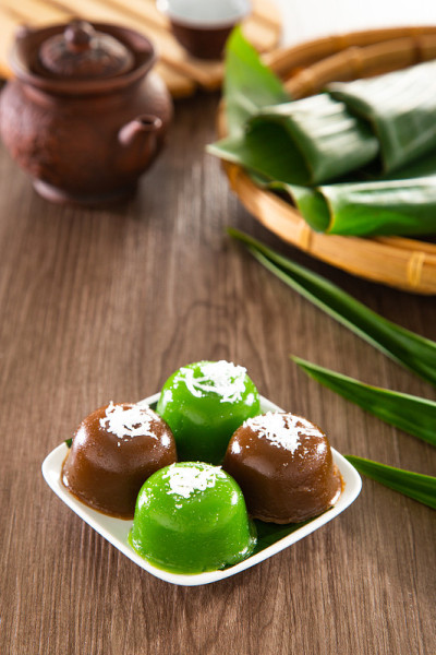 Kuih kosui，传统的马来西亚娘炮甜蛋糕。它最好和新鲜的碎椰子一起吃。