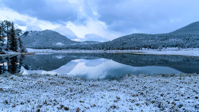 羊湖-羊湖的全景在一个平静的夜晚后，一场春天的暴风雪。美国科罗拉多州落基山国家公园。
