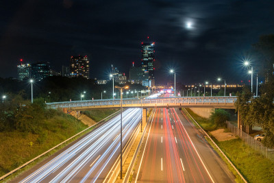 奥地利维也纳高速公路上繁忙的交通。