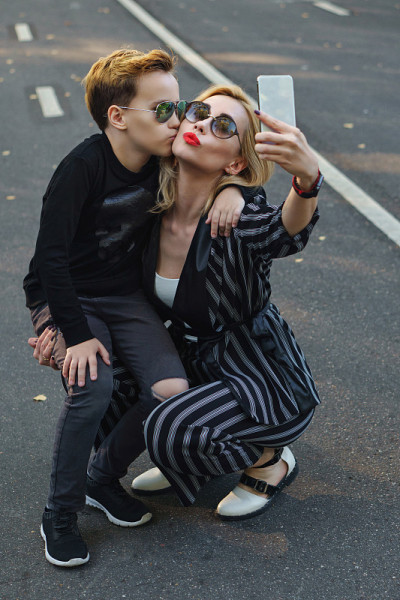 母亲和儿子。家庭时间。Selfies