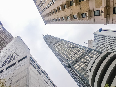 芝加哥——在历史悠久的市中心金融区仰望一组摩天大楼和写字楼。