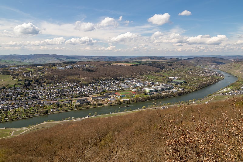 Bernkastel-Kues附近的摩泽尔谷全景