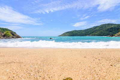 海滩上美丽的波浪，清澈的海水