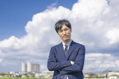 一个穿着外套的男人