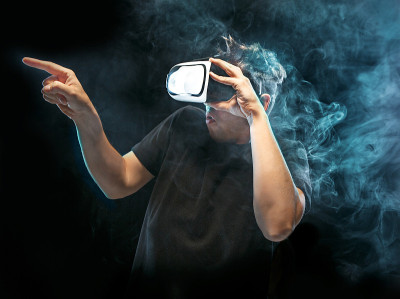 戴着虚拟现实眼镜的人。未来技术的概念
