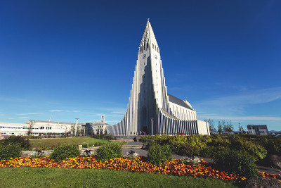 冰岛雷克雅未克的Hallgrimskirkja大教堂，路德教会教堂，在一个阳光明媚的夏日与蓝天