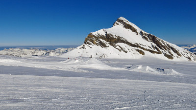 瑞士奥登霍恩山和迪亚布勒茨冰川上的滑雪坡道。晴朗的蓝色冬日。