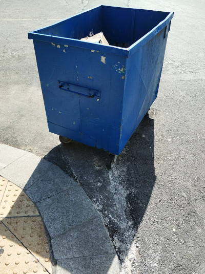 街道拐角处的露天垃圾桶