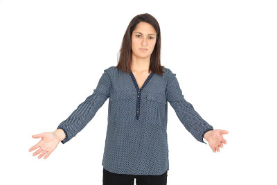 美丽的女人在不同的衣服里有不同的表情