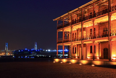横滨红砖仓库和海湾大桥夜景