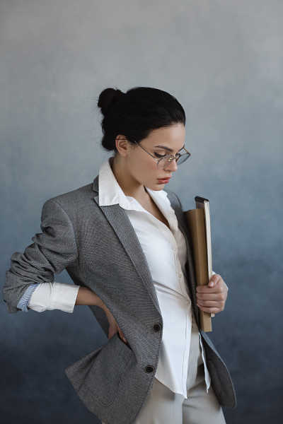 商业女性肖像。漂亮又时尚的办公室职员