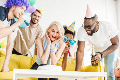 年轻男女在家庭聚会上看生日蛋糕