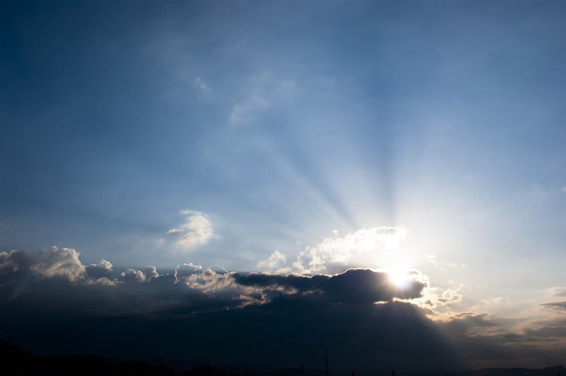 太阳光线在日落与云彩光线追踪阳光