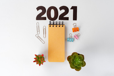 白色桌子上放着2022年的数字和文具