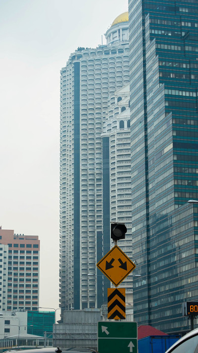 交通标志以现代建筑为背景