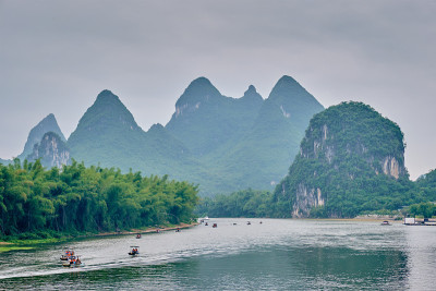 漓江上的游船，背景是喀斯特山脉