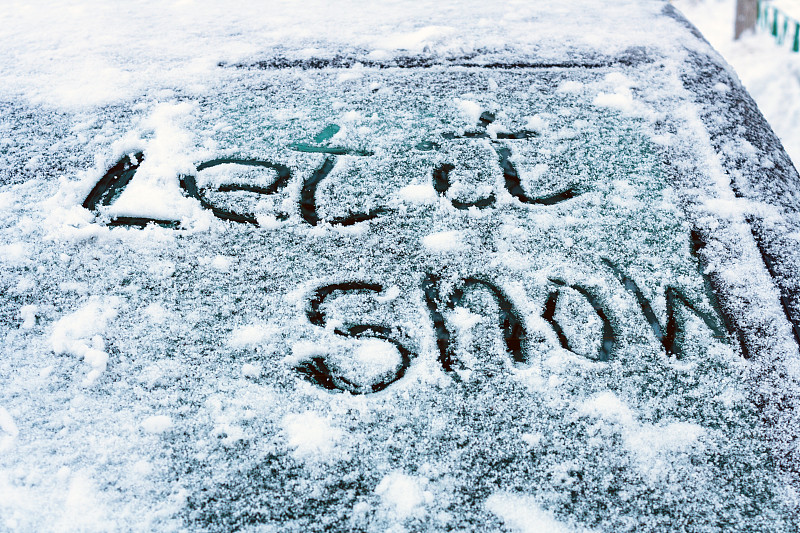 让它下雪吧——一首脍炙人口的新年歌曲的歌词都写在了白雪覆盖的汽车挡风玻璃上