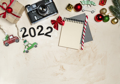 圣诞快乐，2022年新年快乐，圣诞树树枝，2022号，特克斯的相机和笔记本
