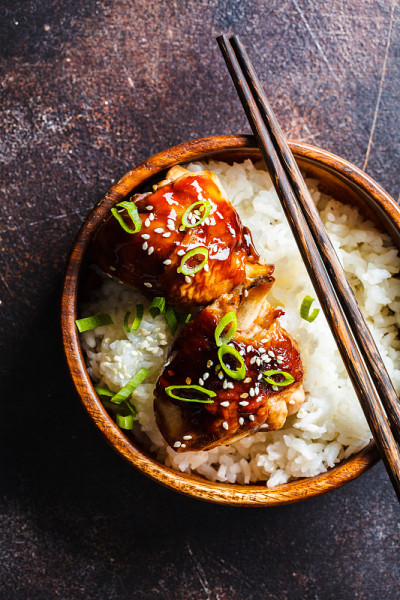 烧鸡配木碗饭