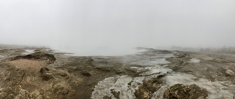 冰岛大Geysir地热区的秋冬景观:黄金圈的自然地标——泥、灌木、雾、沸水和冰