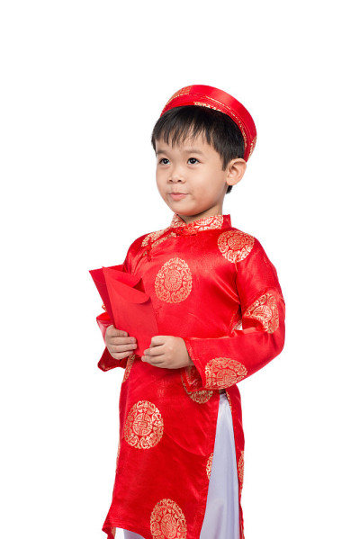 可爱的男孩穿着红色越南服装