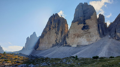 在意大利白云石中捕获的trecime di Lavaredo (Drei Zinnen)。第一缕阳光