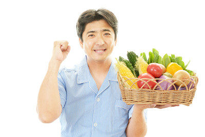 带着蔬菜微笑的男人