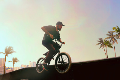 BMX骑手。