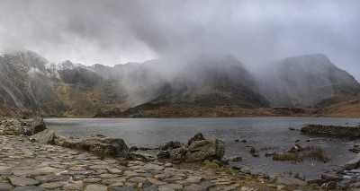美丽的忧郁的冬季景观图像，Llyn Idwal和白雪覆盖的Glyders山脉在斯诺登尼亚