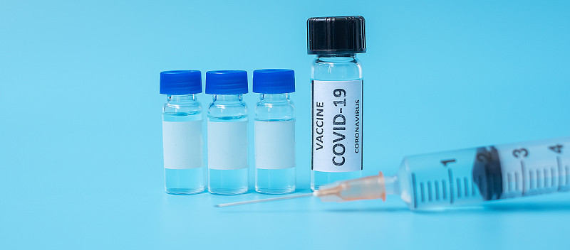 COVID-19疫苗瓶和注射针筒用于医院实验室抗冠状病毒感染。医疗、卫生、疫苗接种和免疫概念