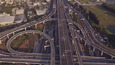 高架高速公路上的未来无人驾驶汽车