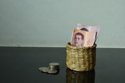 篮子里有泰国钞票和硬币