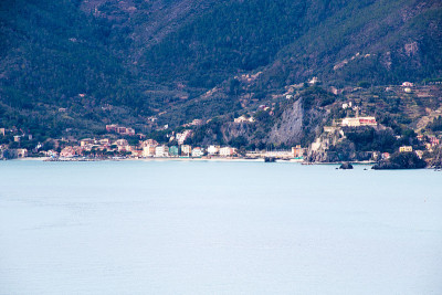 从科尼利亚(Corniglia)远眺蒙特罗索阿尔马雷-五村(5 Terre)，意大利里维埃拉，利古里