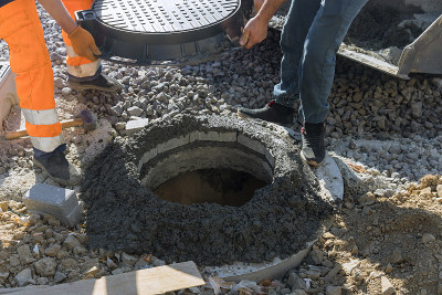 建造污水渠，并在化粪池上安装污水坑
