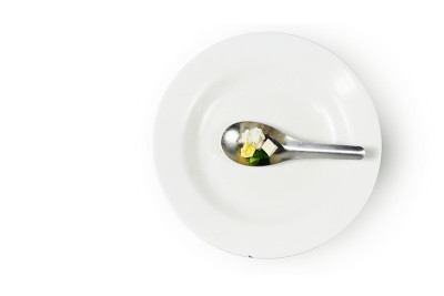 少量食物放在勺子上