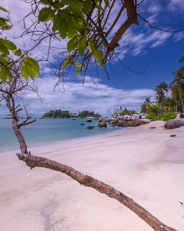 在Berhala岛kepulauan Riau的全景海滩和岩层照片