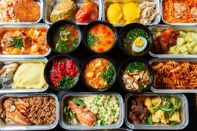 商务午餐装在环保塑料容器中，等待发货