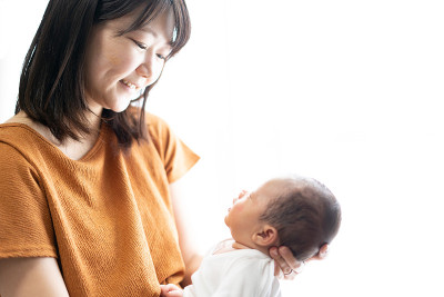 婴儿睡在妈妈的怀里