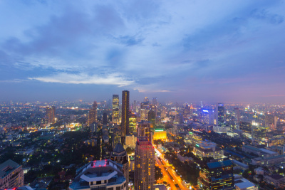 曼谷在黄昏与风景优美的天空发光的城市景观