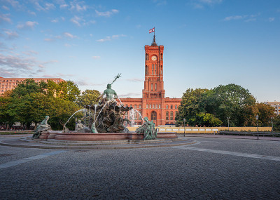 柏林市政厅(Rotes Rathaus)和海王星喷泉(Neptunbrunnen) -柏林，德国
