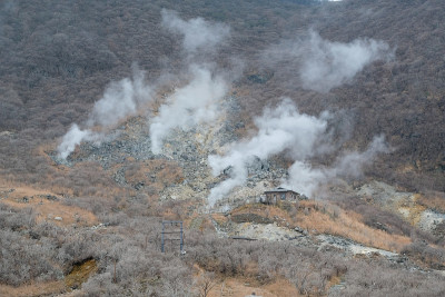 日本大浪谷地狱谷箱根沸腾蒸汽，建在烟雾缭绕的神山山上的小房子