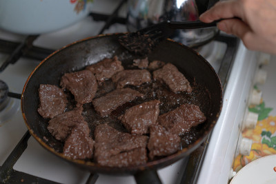 肉在平底锅里煮