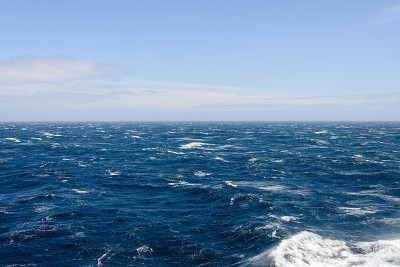 波涛汹涌的海面