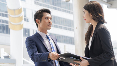 商人和妇女团队在户外交谈并带着文件出席。亚洲商务工作与会议。老板经理和秘书在商谈合同事宜。职业装工人
