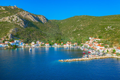 Agia Kiriaki是一个传统的渔村和港口Trikeri, Magnesia, Pelion，希