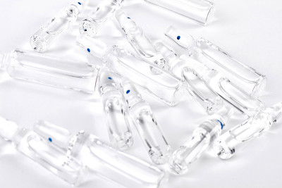 用于注射的液体玻璃安瓿。