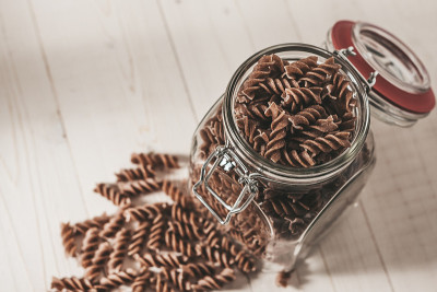 在厨房顶部的视图中Stock fusilli pasta