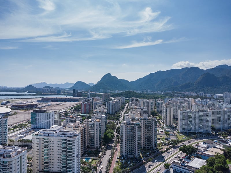 鸟瞰图Jacarépagua，巴西，里约热内卢。背景是住宅建筑和山峦。阳光明媚的一天。无人驾驶飞机的